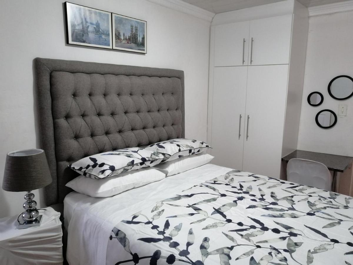 Ronvu @ Bertram Apartment East London Bagian luar foto